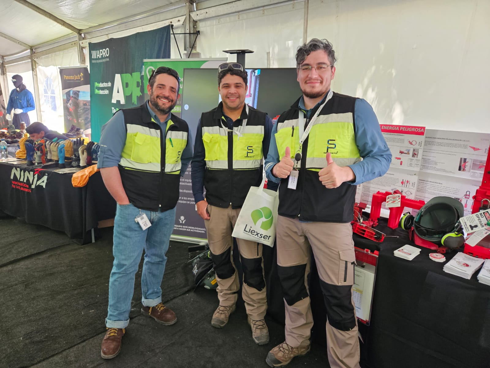 Equipo Sumiproyectos en feria de seguridad industrial