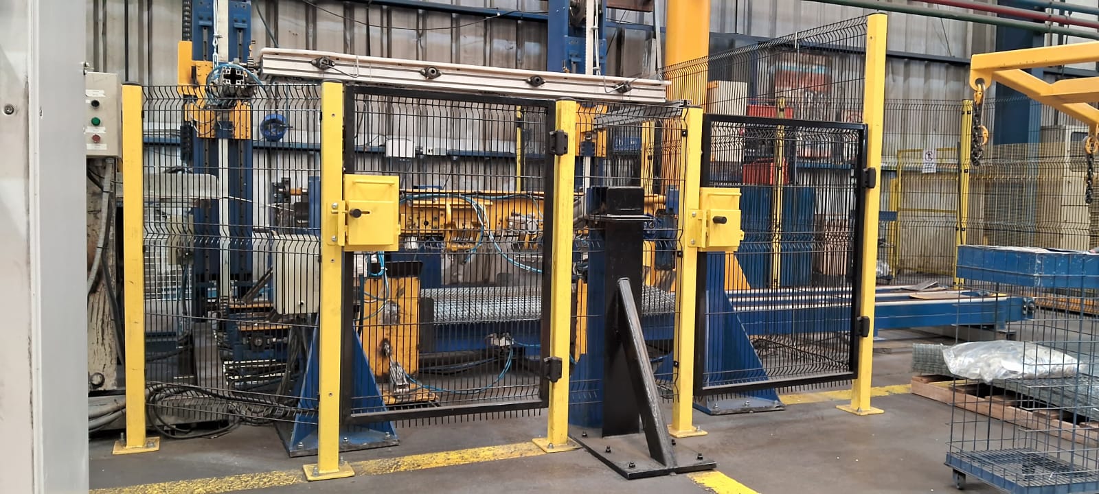 Guarda de protección amarilla en forma de rombo instalada en equipo industrial