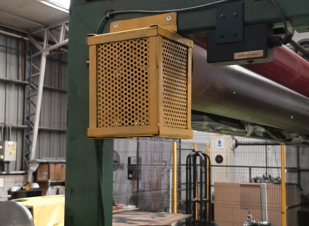 Guarda de protección amarilla en máquina Miller Weldmaster